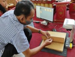 Dinas Perpusatakaan dan Kearsipan Jatim Selamatkan Naskah Kuno Berusia Ratusan Tahun