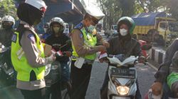 Semarakkan Hari Kemerdekaan RI ke-77, Polisi Malang Kota Bagikan Bendera Merah Putih ke Pengendara