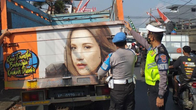 Satlantas Polsek Bululawang dan Disnakkeswan Periksa Truk Pembawa Hewan Ternak