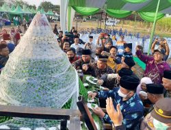 Gunungan Tumpeng Klepon Bulang Jadi Rebutan Warga