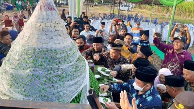 Gunungan Tumpeng Klepon Bulang Jadi Rebutan Warga