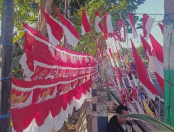 Jelang 17 Agustus, Penjual Pernak Pernik Asal Bandung Ngais Rezeki di Pamekasan