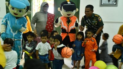 SAPA: Danrem 083/Bjd Kol Inf Yudhi bersama istri saat menyapa anak anak