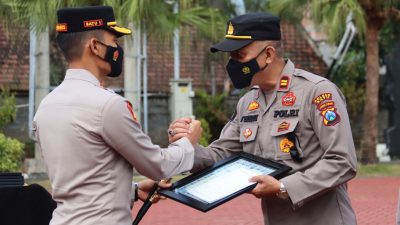 AKBP Oskar Berikan Reward Anggota Polres Batu Berprestasi