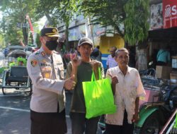 AKBP Dewa Turun ke Jalan Bagikan Paket Sembako