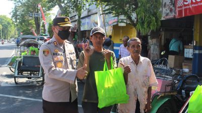 AKBP Dewa Turun ke Jalan Bagikan Paket Sembako