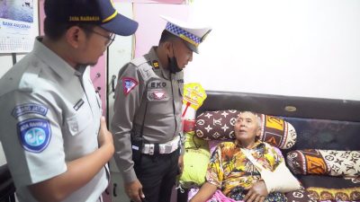 Jelang HUT Lantas ke-67, Satlantas Polres Malang Sambangi ASN yang Sakit dan Korban Laka