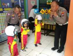 Polantas Kota Malang Ajarkan Anak-anak Usia Dini Memakai Helm yang Benar