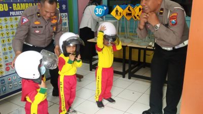 Polantas Kota Malang Ajarkan Anak-anak Usia Dini Memakai Helm yang Benar