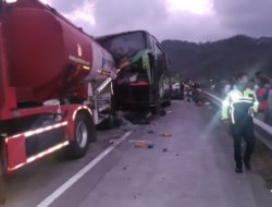 Bus Restu Oleng, Tabrak 5 Kendaraan di Tol Mapan KM 76-77