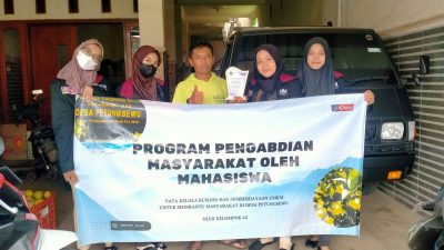 Mahasiswa PMM UMM Dibekali Cara Pemasaran dan Perhitungan oleh Pengusaha Jeruk Asal Desa Petungsewu