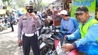 Satlantas Polres Batu Sosialisasikan Penerapan Tilang Elektronik ke Pengunjung Pasar Kota Batu