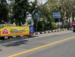 Satlantas Polres Malang Bentangkan Spanduk Himbauan Tertib Lalu lintas di Jalur KTL