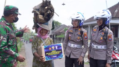 AKP Agnis Blusukan ke Desa Gubugklakah Sambil Bagikan Paket Sembako