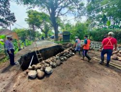 Unit Kamsel Satlantas Polres Batu Monitoring  Pembuatan Gorong-Gorong