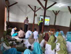 Satlantas Polres Batu Sambangi SMK Kesehatan, Sambil Sosialisasi Keselamatan Berlalu lintas