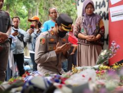 Kapolres Malang AKBP Kholis Bersimpuh di Pintu Tribune 13 Sambil Memanjat Doa