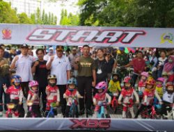 Ketua Persit Koorcabrem 083 Bersama Ketua KORMI Buka Lomba Pushbike, Melukis, dan Bazar UMKM