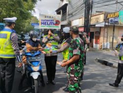 Polantas Polres Malang Bersama TNI Turun ke Jalan Bagikan Stiker Ops Zebra Semeru 2022