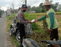 Polisi Blitar Blusukan Bagikan Nasi Kotak pada Jumat Berkah