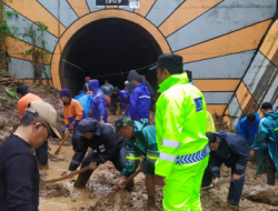 Polisi Malang Bersama Relawan Evakuasi Material di Jalur Lintasan Rel KA