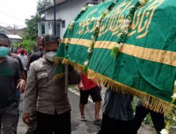 Arema Berduka,Polisi Malang Kota Ikut Memakamkan Korban Tragedi Kanjuruhan