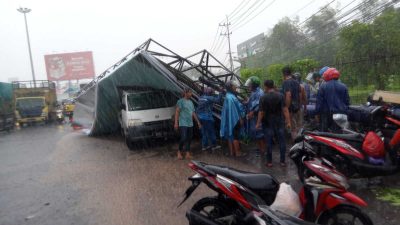 Hujan Deras Disertai Angin Kencang, Papan Reklame Raksasa di Aloha Sidoarjo Roboh Timpa Pengendara Motor