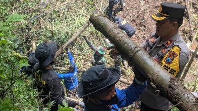 Polres Batu Gelar Kerja Bakti Bersihkan Material Sisa Tanah Longsor