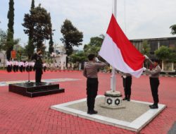 Peringatan Hari Pahlawan ke-77, Kapolres Batu Membaca Amanat Menteri Sosial RI