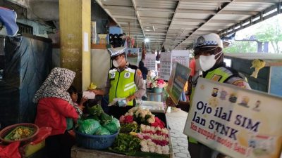 Program Gemar: Pengunjung Pasar Singosari Dapat Sosialisasi Keselamatan Berlalu Lintas