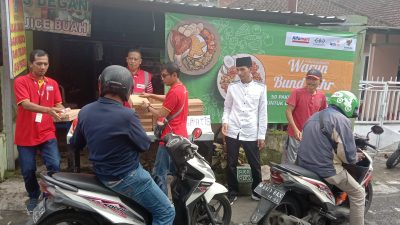 Jumat Berkah Alfamart Bersama LazisNu dan Baznas Bagikan Nasi Kotak Gratis
