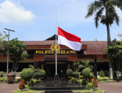 Kenang Korban Kanjuruhan, Polisi Polres Malang Kibarkan Bendera Setengah Tiang