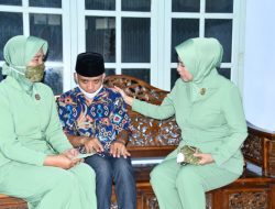 Ketua Persit KCK PD V Anjangsana ke Keluarga Prajurit yang Sakit