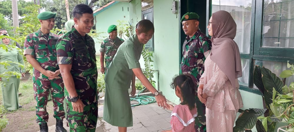 RUMDIS: Danrem 083/Bdj Kol Inf Gogor didampingi Ketua Persit Koorcabrem 083 Ny. Nofia Dewi N. M.I Gogor saat melaksanakan pengecekan rumah dinas