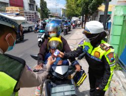 Giat Unit Lantas Polsek Blimbing, Bagikan Susu Kotak Pelajar yang Tertib Berlalu Lintas