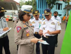 Jelang Nataru, Satlantas Polres Malang Gelar Tes Urine Sopir dan Cek Kelaikan Kendaraan