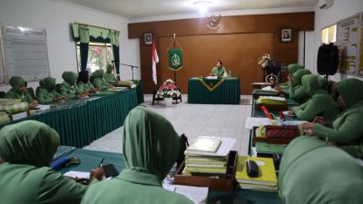 PIMPIN:Ketua Persit KCK Koorcabrem 083/Bdj Ny. Nofia Imam Gogor pimpin serah terima jabatan pemberhentian dan pengangkatan jabatan pengurus Persit KCK Koorcabrem 083