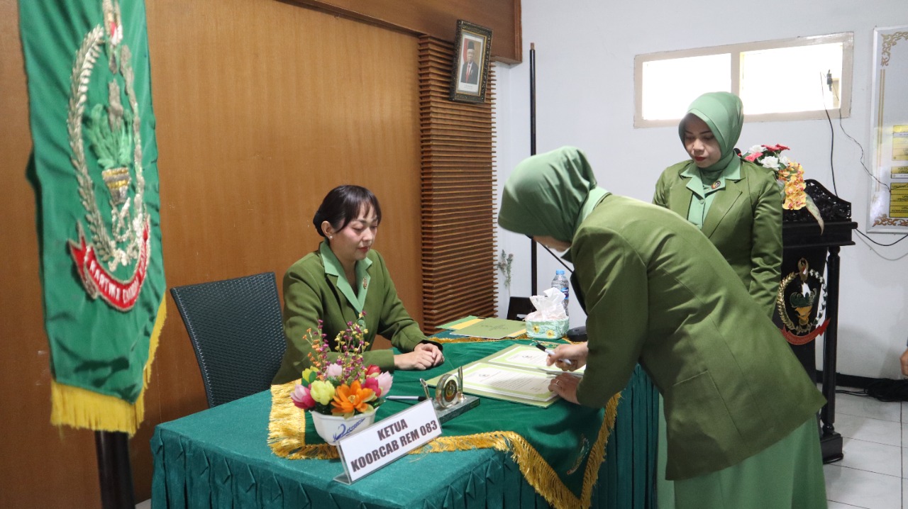 PERGANTIAN: Proses pergantian beberapa pengurus Persit KCK Korem 083/Bdj dipimpin Ketua Persit KCK Koorcabrem 083/Bdj Ny. Nofia Imam Gogor