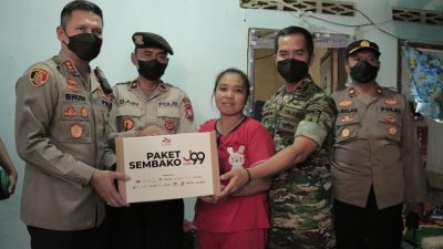 BANTUAN: Malang Kota Kombes Pol Buher saat memberikan paket sembako kepada keluarga penyandang disabilitas