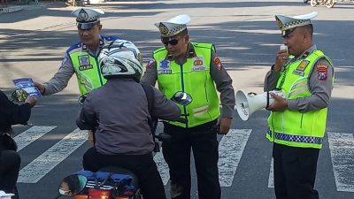 Tekan Laka Lantas, Polantas Kota Malang Sebar Brosur Tertib Berlalu lintas