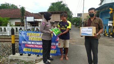 Polres Kediri Kota Beri Sembako ke Relawan Penjaga Perlintasan KA Tanpa Palang Pintu