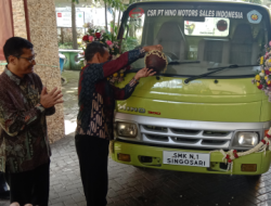 Hino Salurkan Dana CSR Dalam Bentuk Penyerahan 1 Unit Truk Dutro 125 ST ke SMKN 1 Singosari Malang