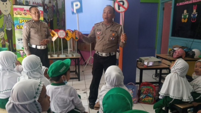 Sambangi Pak Polisi, Siswi TK Muslimat NU Kota Malang Dibekali Ilmu Kelalulintasan