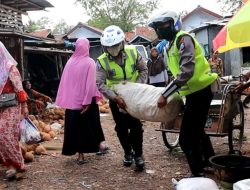 Polantas Polres Pamekasan Bantu Membawakan Belanjaan Para Pedagang