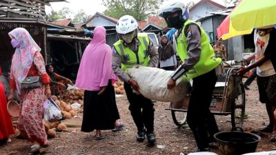 Polantas Polres Pamekasan Bantu Membawakan Belanjaan Para Pedagang
