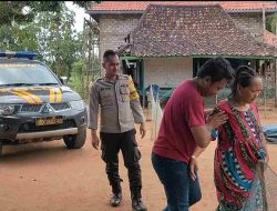 Bantu Kesulitan Warga, Petugas Bawa Pulang Pasien Ibu Pasca Melahirkan
