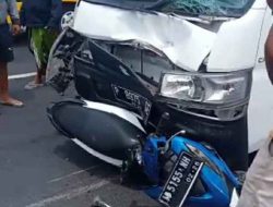 Terobos Lampu Merah, Emak Pemotor Beat Dihantam Pick Up