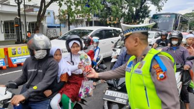 Polantas Malang Kota Bagikan Bingkisan dan Helm ke Pengendara Tertib Berlalu Lintas