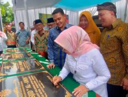 Bupati Jombang Secara Simbolis Serahkan Sertifikat Program PTSL 2022