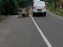 Jalan Raya Tampojung Amblas Bahayakan Pengendara